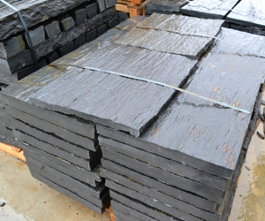 Dalle Schiste noir 80x30cm ép. 3-6cm deux bords sciés, le reste clivé